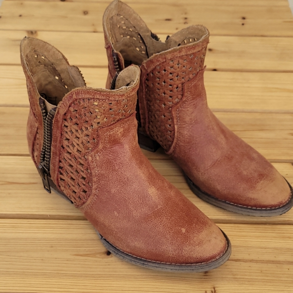 Circle G Ankle Boots, size 8; Distressed burnt orange